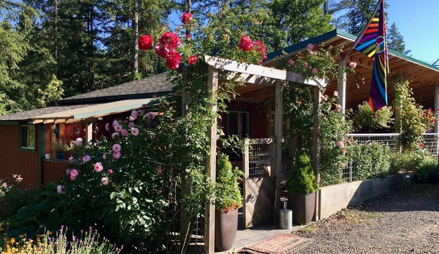 Nos Suenos farmhouse, Charming 2-bedroom with hottub, WiFi in marvelous Portland