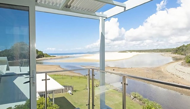 Nosie 1, Direct beach access and walking distance to Sawtells main street.