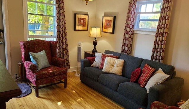 Nostalgic 1930's Oasis Boutique Style - Downtown