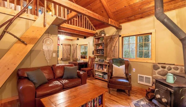 Nostalgic cozy cabin on Sahara Creek! ✨