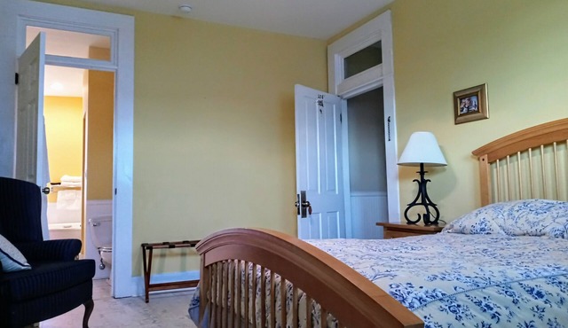 Nostalgic en suite room in historic railroad inn and town