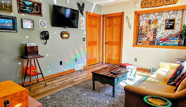 Nostalgic Retro Cottage, Blocks Away from Mississippi River. Full Fenced in Yard