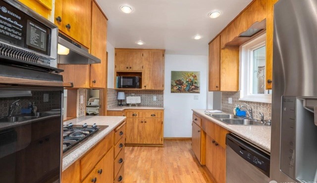 Nostalgic Retro Seattle Lake House with King Suite; private dock & lake access