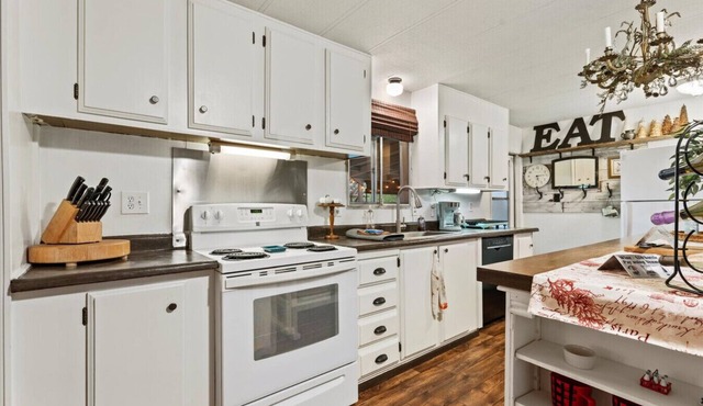 Nostalgic River Home, 2 Bdrm, 2 Bath on the River!