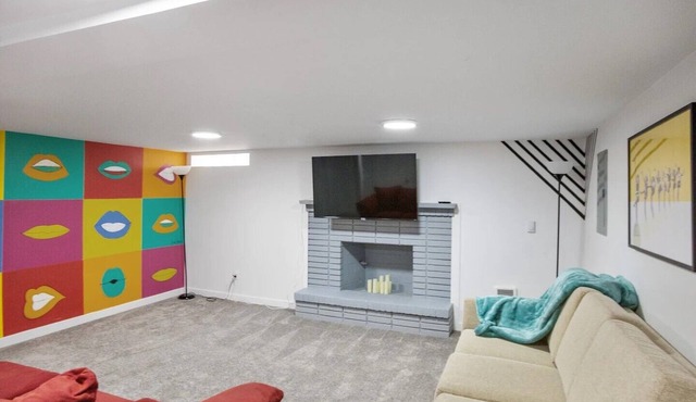 Nostalgic Warhol 2BD Apartment