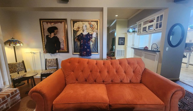 Nostalgic Y2K themed rental 🏡 5 bed 🛏 2 full bath 🛁 large seating areas 🛋