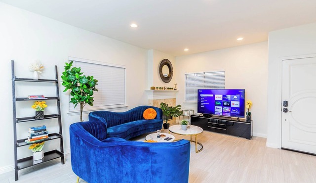 Not affected by the fire/Elegant Pasadena Retreat – Prime Comfort Awaits