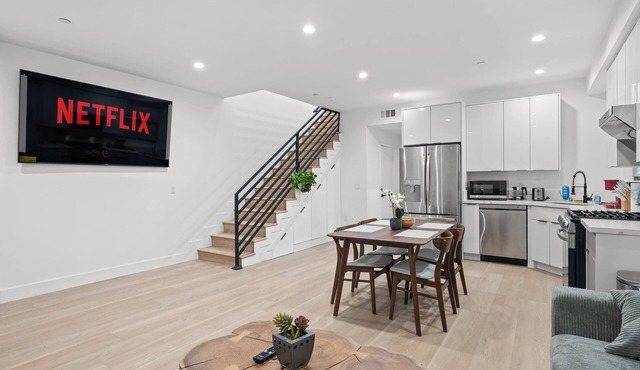 Not affected by the fire/Modern 5BR Home with Parking, Near LA Attractions #4