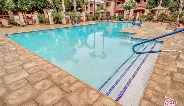Not Evolve - 2 KINGS, ground floor - Heated Pool & gas grill! Cardinals Stadium!
