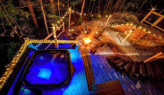 NOT YOUR GRANDMA’S CABIN! King Loft, WIFI, Game Room, Hot Tub & Fire Pit!