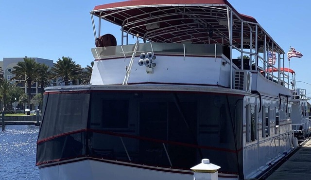 NOT YOUR TYPICAL HOUSEBOAT: 60 FEET OF FUN!