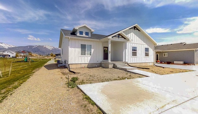 Notable Apartment - Mountain Views, Kitchen, & W/D