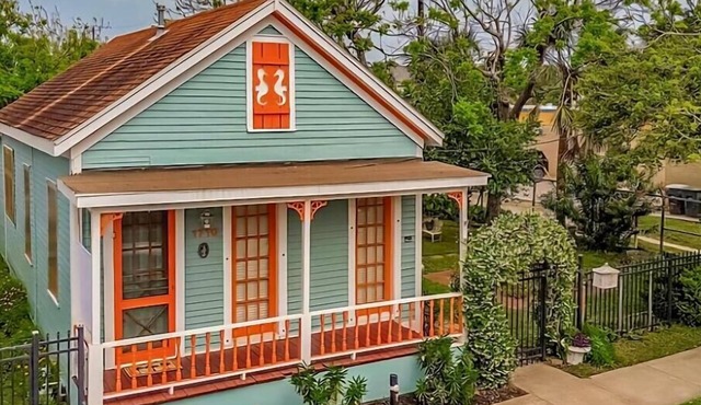 Notable Galveston Cottage/Steps to Seawall Beaches, Sunrises & Local Fun