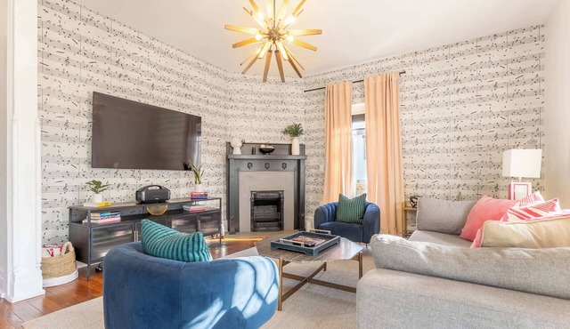 Notes of Southern Charm - Walkable to Food & Shops