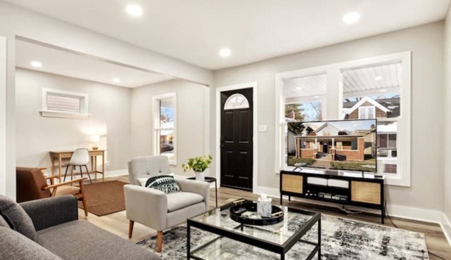 Notre Dame Closeby Within 1 mile - Comfortable & Convenient!