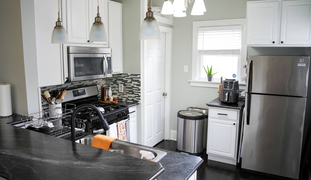 Notre Dame Getaway - Cozy home that sleeps 6 + 2 full baths