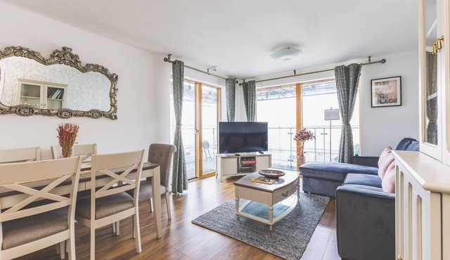 Notting Hill Gem | 2BR + King Beds + Balcony