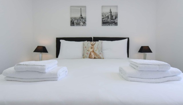 Nottingham 2-BR Apartment w/Parking