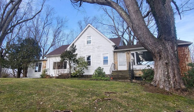 Novelty, Ohio retreat: 3 bedroom, 2 bath home - woods, King bed, wrap-around deck