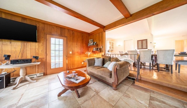 Novelty Retreat: 3 BR 2 Bath Home: woods, King bed