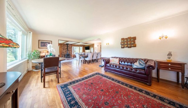 Novelty Wooded Retreat, 3 b 2 b