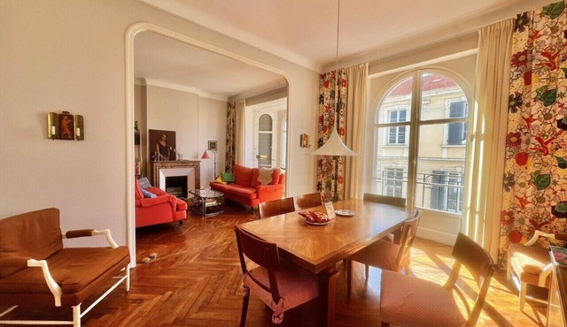 Novembre,10 minuts from Palais