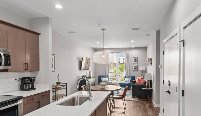 Now accepting bookings! Minutes to Broadway! Sleeps 6! Nashville Nations