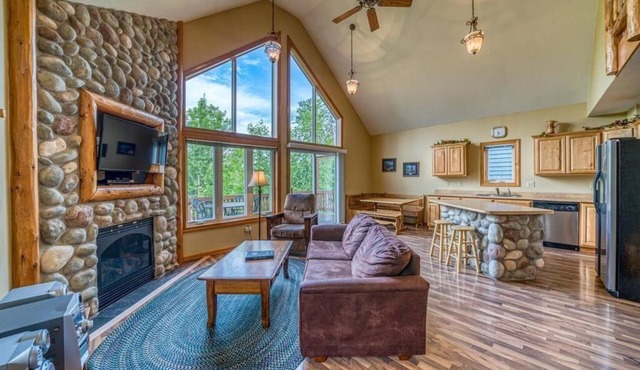 Now Available! Comfortable 4 bed /3 bath lakeside villa close to the action