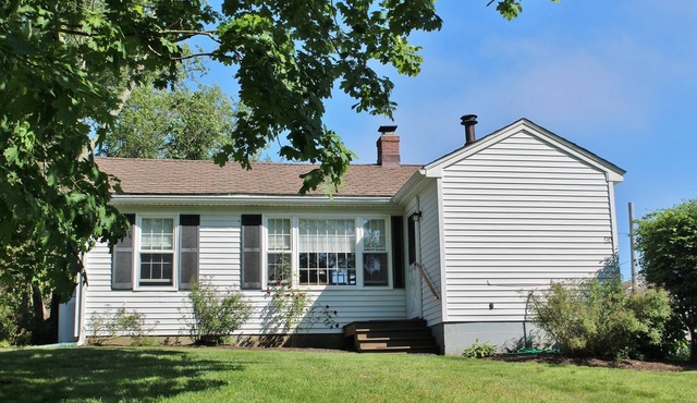 NOW BOOKING ~ 2026! Lovely 2-bedroom Cottage in Scenic Snug Harbor!