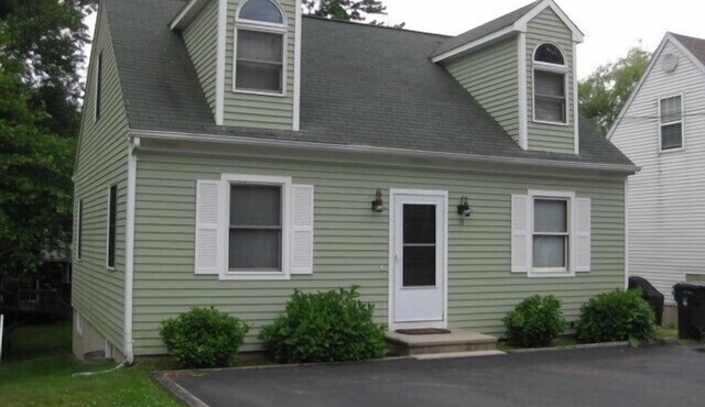 NOW BOOKING 2026 ~ Beautiful, Oversized Cape in Scenic Bonnet Shores!