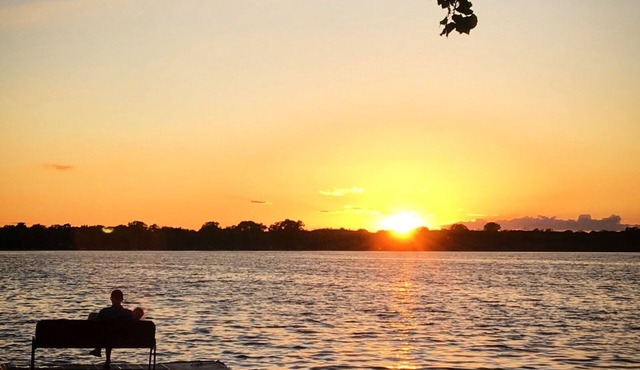 NOW BOOKING 2026! Charming & modern lakefront home! Sleeps 8+!