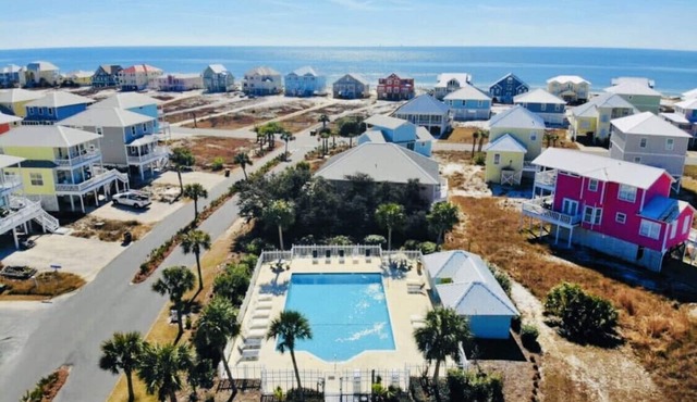 NOW HEATED POOL! PRIVATE BEACH ACCESS~2 POOLS~PICKLEBALL~WHEELCHAIR ACCESS~WIFI