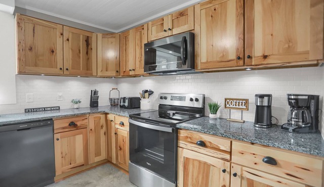 NOW on the ATV trail connector Cozy, Remodeled apartment with king bed