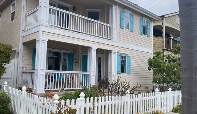 Now with Air Conditioning! Enjoy Seal Beach! Pool table! Charming and sleeps 8