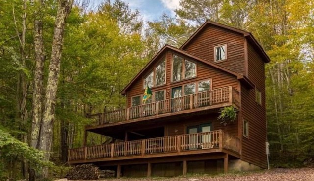 NP17-Romantic Getaway! Close to towns/skiing! Hot tub!