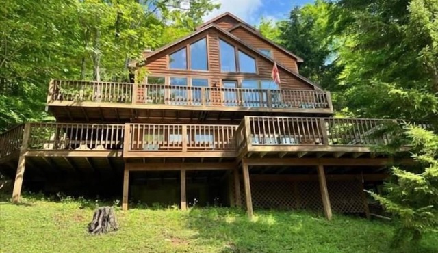 NP75-Views! Close to towns/skiing! Hot tub!