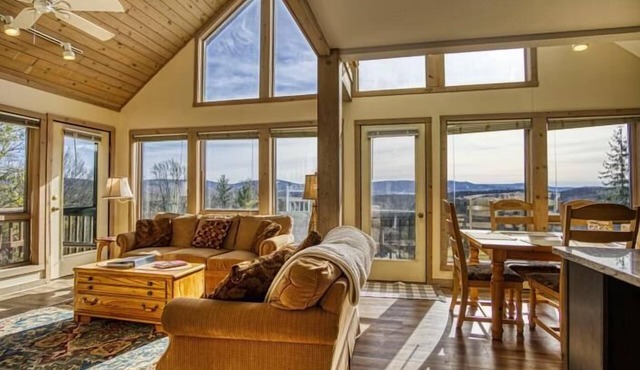 NP99- Views! Close to towns/skiing! Hot tub!