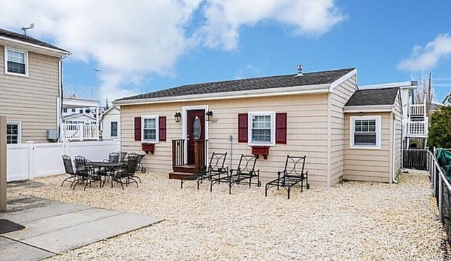nPREMIER HOST-2BR SEASIDE PARK COTTAGE One Short Block to Beach, Kit, Liv Room n