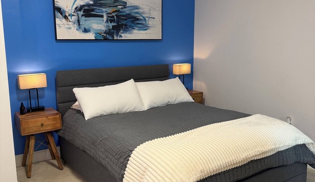 nPrivate suite w/entrance, parking, kitchen & bath. 6 min to Wynwood!