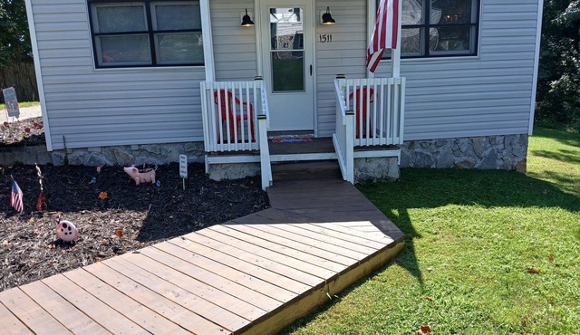 nPROMO 10% WEEKLY/20% MONTHLY Pet Friendly, Home, private fenced yard.