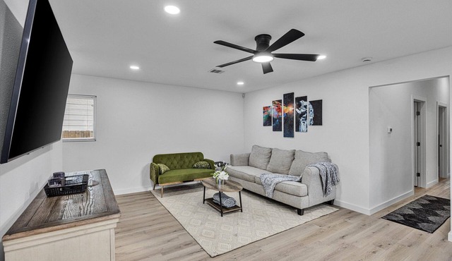 Nr DT + Heights | Games | WiFi | Pets | Deck Yard