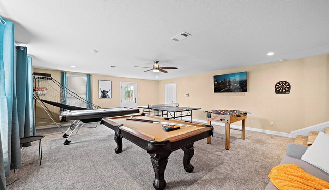 Nr DT, Med Center, Midtown | Sleeps 16 | Game Room