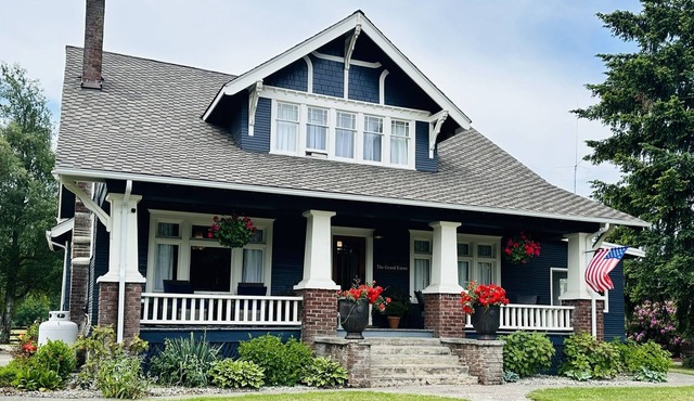 nRenovated farmhouse on 7 ac sleeps 16, hot tub, horses, AC, BBQ, huge kitchen