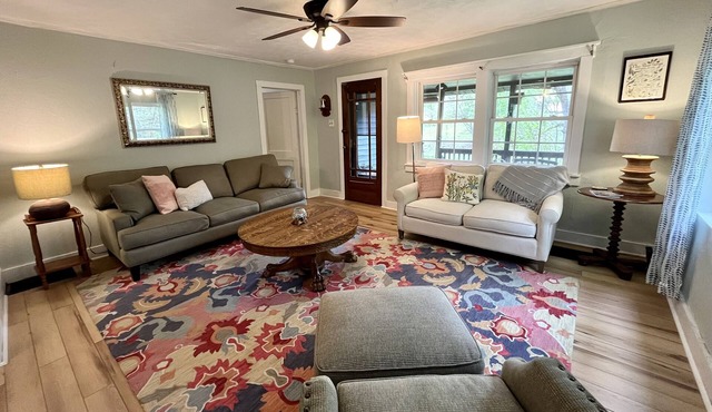 NRG, Peaceful cabin on 4 acres! 7 min to the bridge & 15 min to Hawks Nest Park