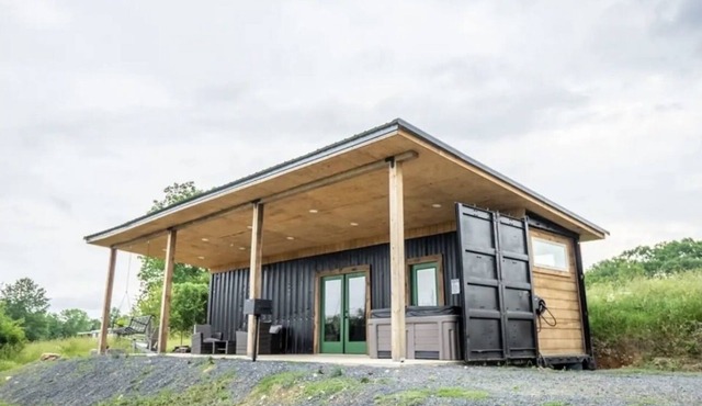 nSecluded Mountain Container - Hot Tub & King Bed