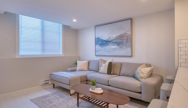 nStylish & Comfy Mountain Escape ~ King Bed ~ PS5! 1 Hr from Banff National Park