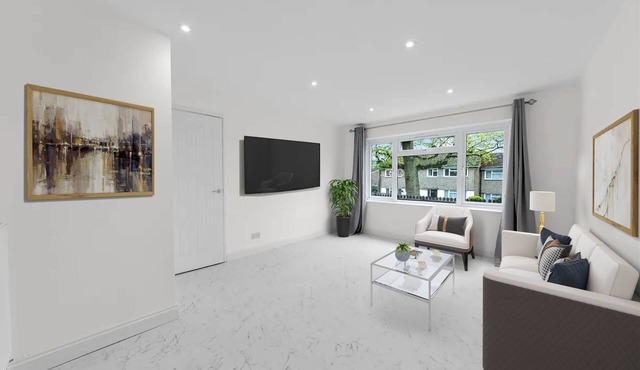 nSupremely Posh Terraced Home in Tonbridge |Modern Upgrades, Parking with Garden