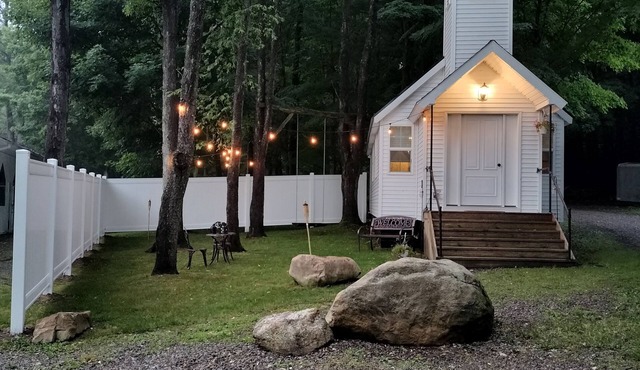 nTiny Chapel: A Romantic & Tranquil Retreat for Getaways & Lasting Memories.