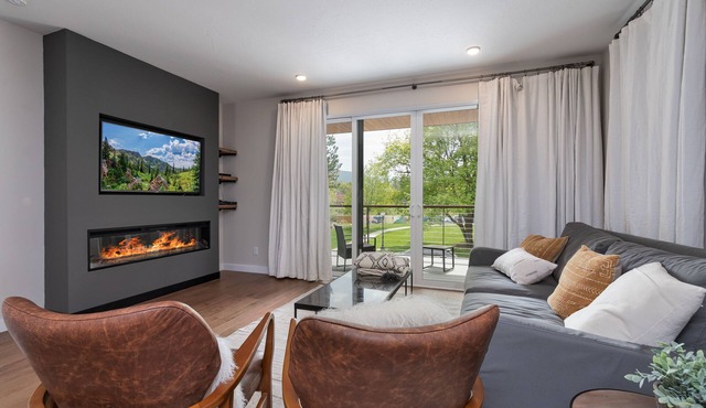 nTownhome with Stunning Views & Modern Finishes