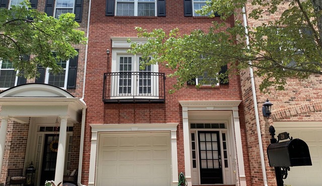 nTownhouse with pool, tennis courts and gym. Easy access to highway and studios.